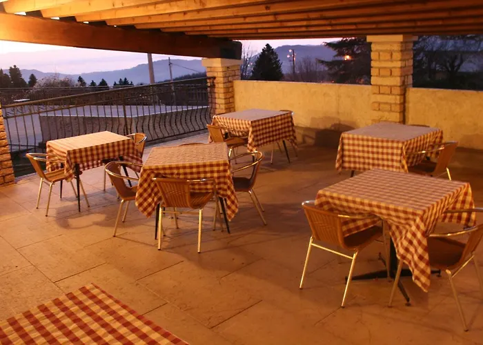 小曼托瓦酒店 2* 博斯科基耶萨诺瓦