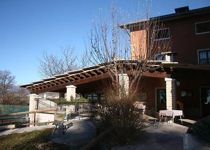 小曼托瓦酒店 2* 博斯科基耶萨诺瓦